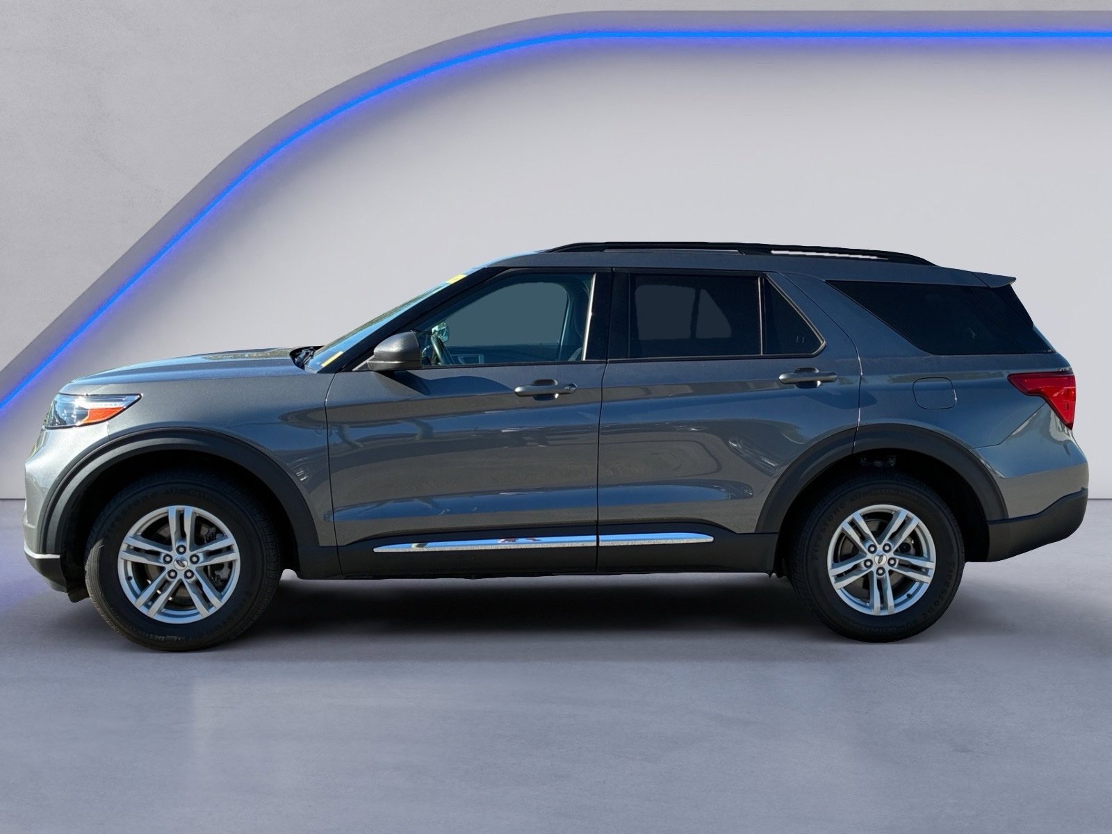 Used 2023 Ford Explorer XLT AWD/4WD image 3