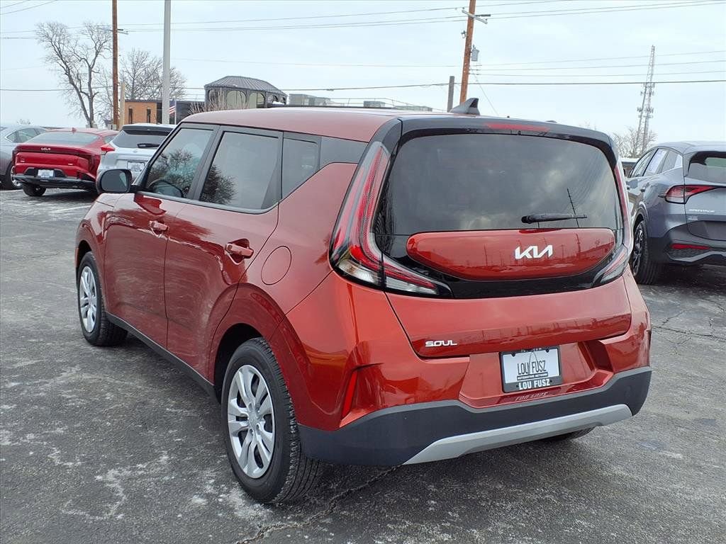 Used 2023 Kia Soul LX image 2