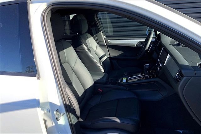 Certified 2026 Porsche Macan AWD/4WD image 25