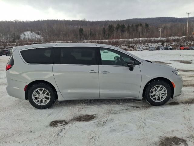 New 2026 Chrysler Pacifica Select image 2