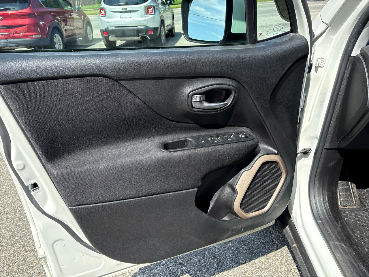 Used 2016 Jeep Renegade Latitude w/ Popular Equipment Group image 10
