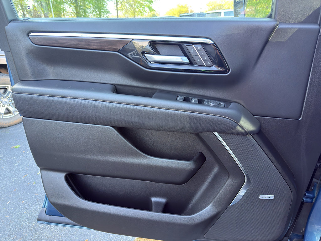 Used 2025 Chevrolet Suburban Premier image 29