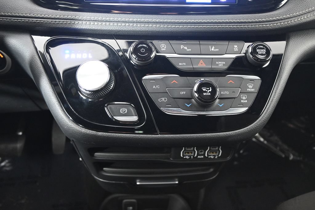 Used 2024 Chrysler Pacifica Touring FWD image 30
