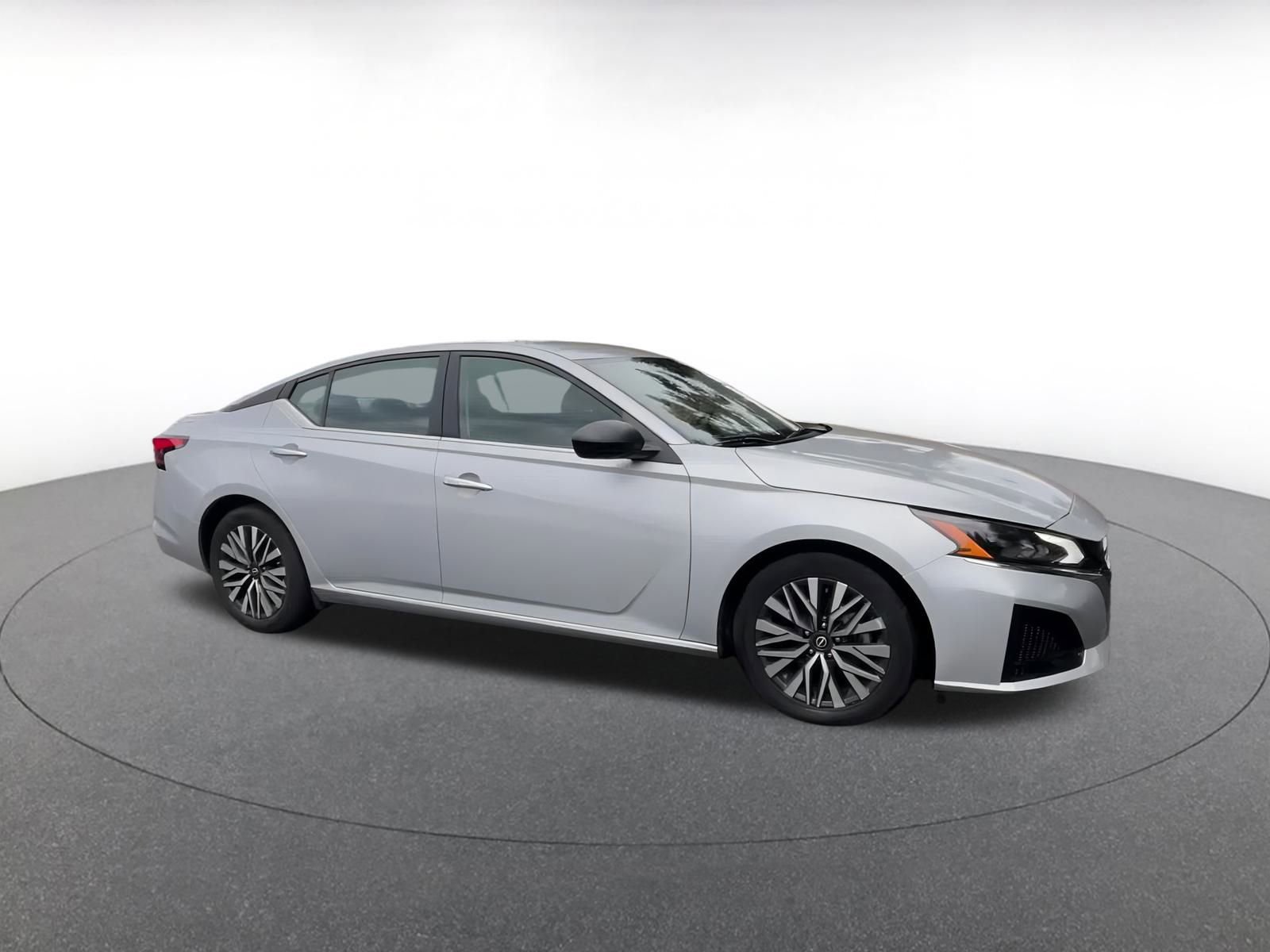 Used 2024 Nissan Altima 2.5 SV image 2