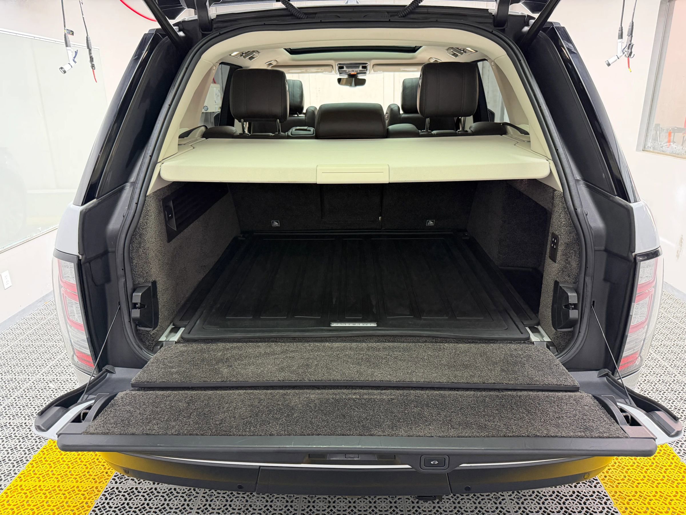 Used 2017 Land Rover Range Rover HSE image 16