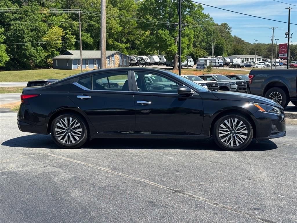 Used 2025 Nissan Altima 2.5 SV FWD image 2