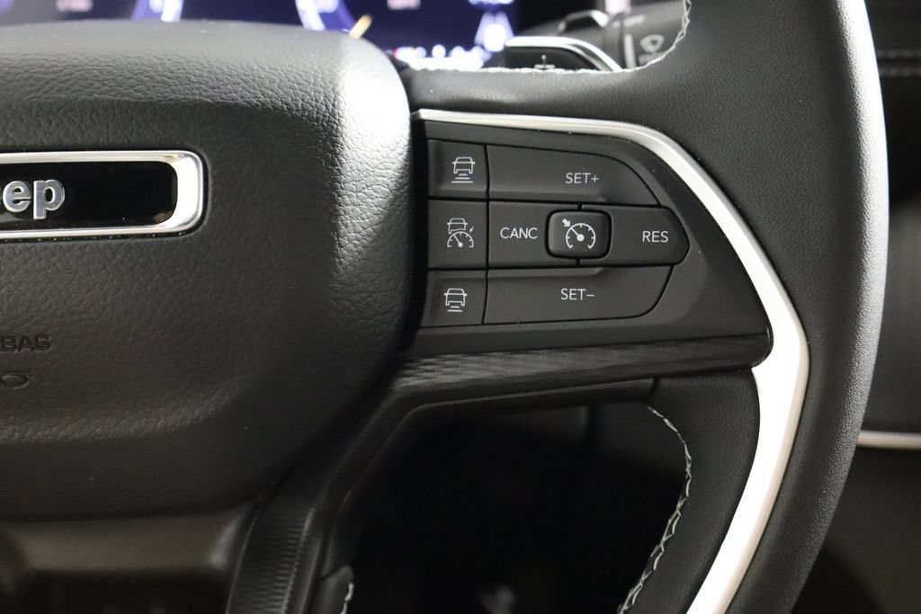 Used 2025 Jeep Grand Cherokee 4WD image 10