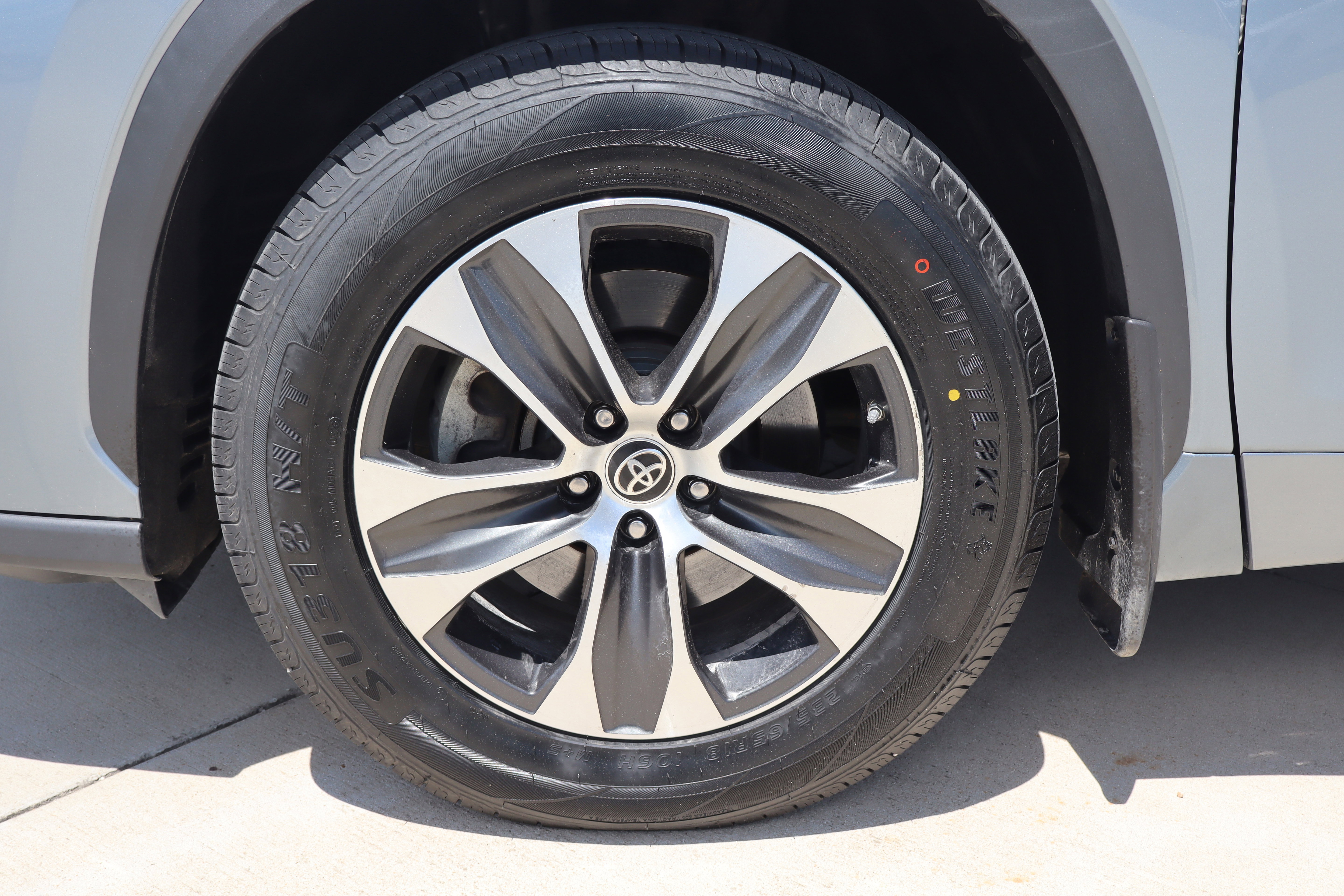 Used 2022 Toyota Highlander XLE AWD/4WD image 32