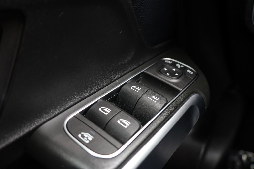 Used 2021 Mercedes-Benz GLB 250 GLB 250 image 38