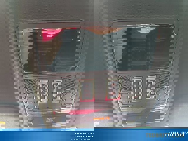 Used 2024 Land Rover Defender 110 SE image 38