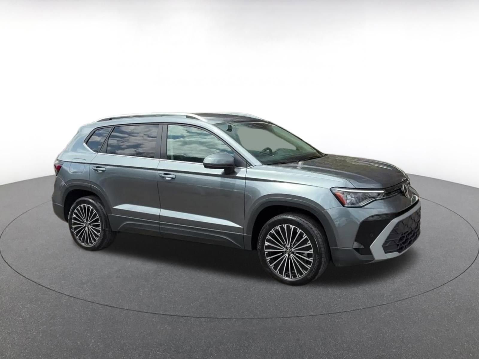 Used 2025 Volkswagen Taos SE FWD image 2