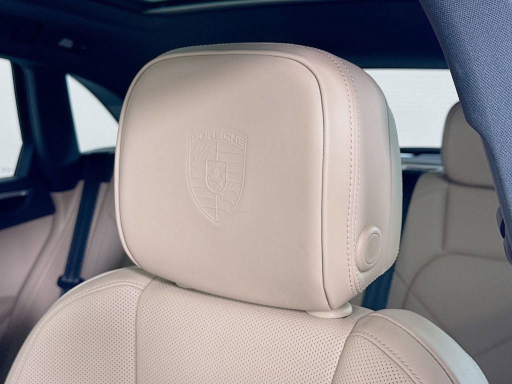 Certified 2025 Porsche Macan image 14