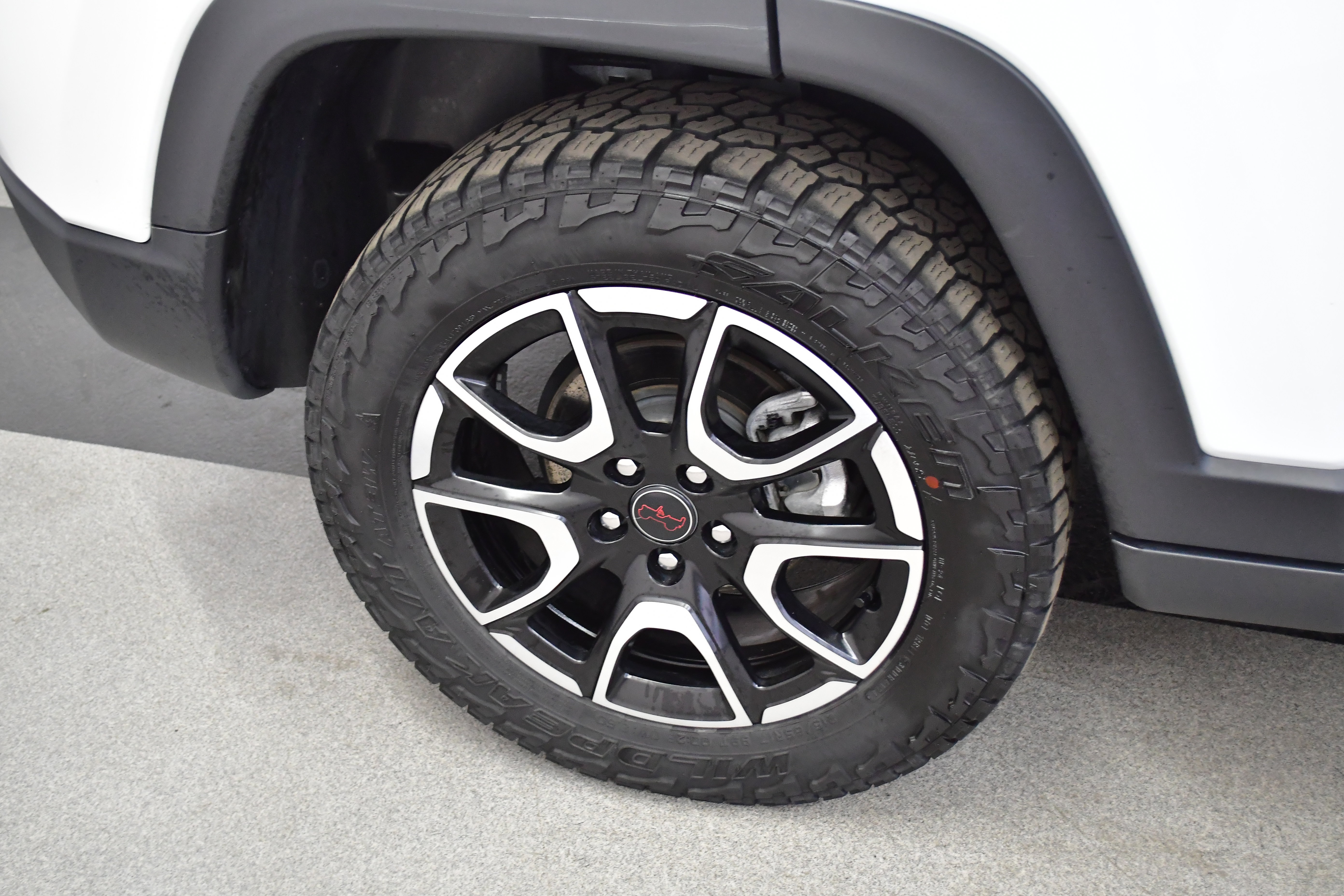 Used 2025 Jeep Compass Trailhawk AWD/4WD image 33