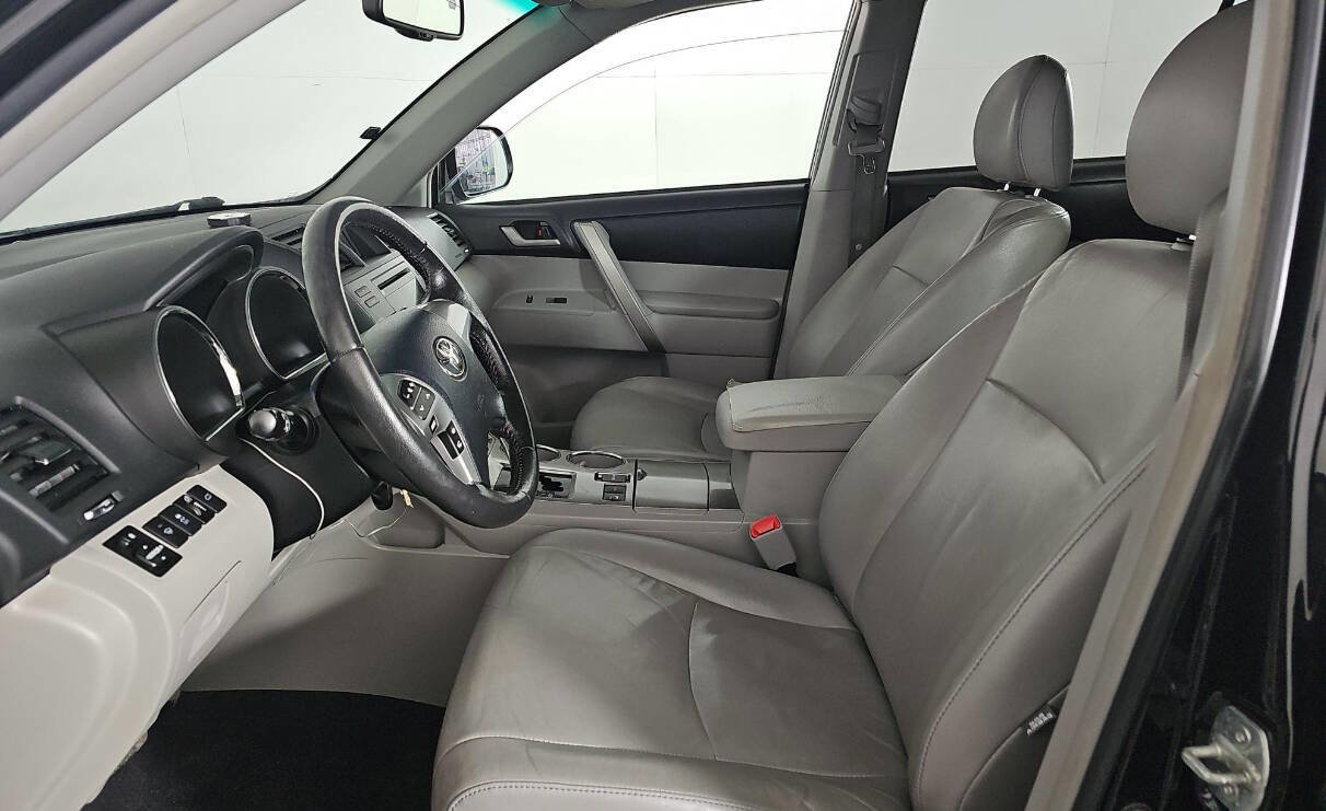 Used 2012 Toyota Highlander SE w/ Tow Pkg AWD/4WD image 16