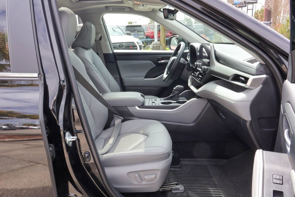 Used 2024 Toyota Highlander XLE image 9
