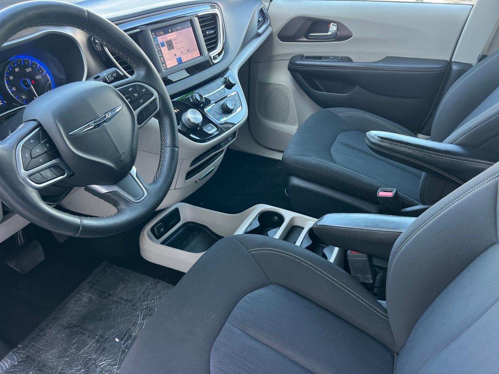 Used 2022 Chrysler Voyager LX FWD image 10