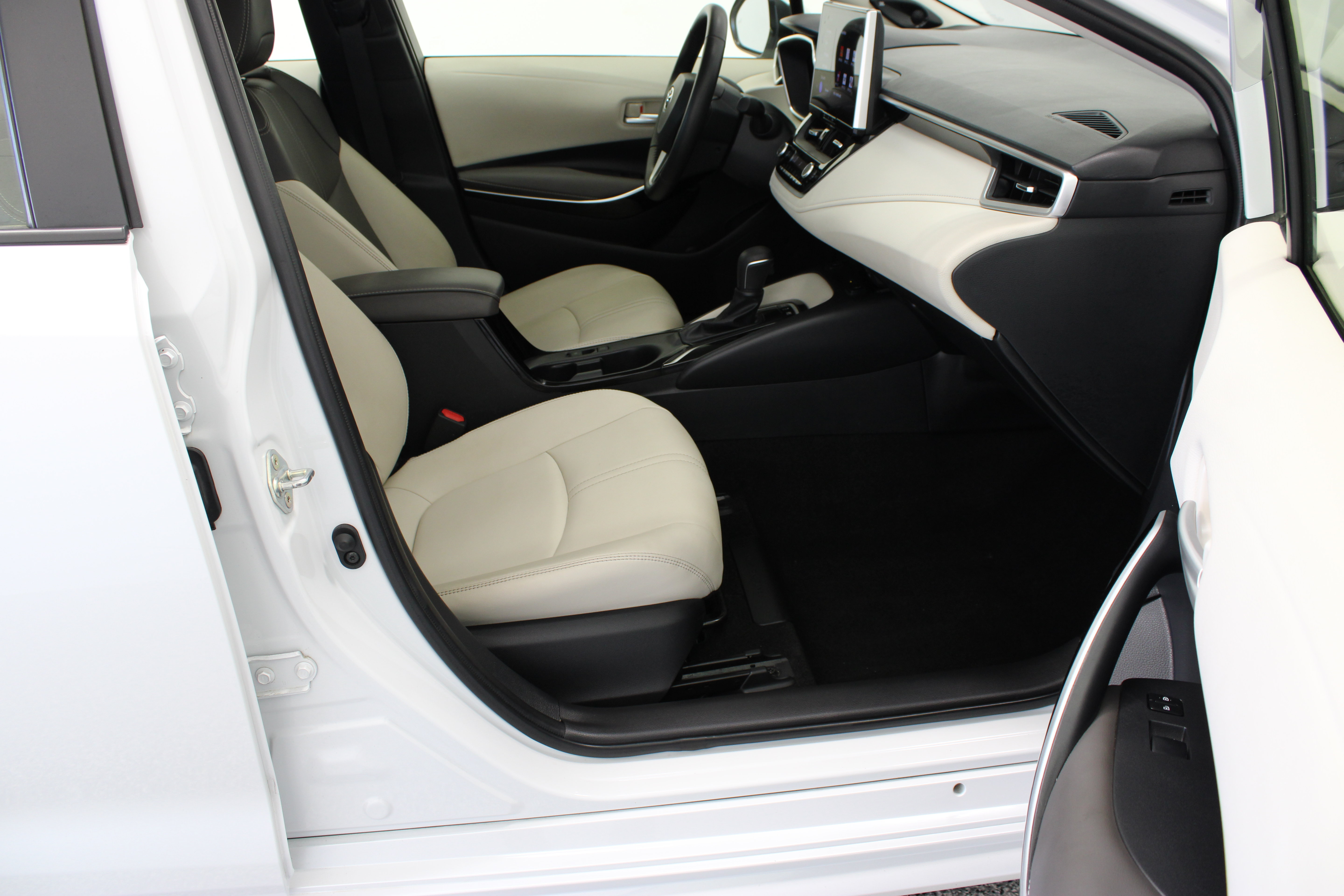 Used 2025 Toyota Corolla XLE FWD image 35