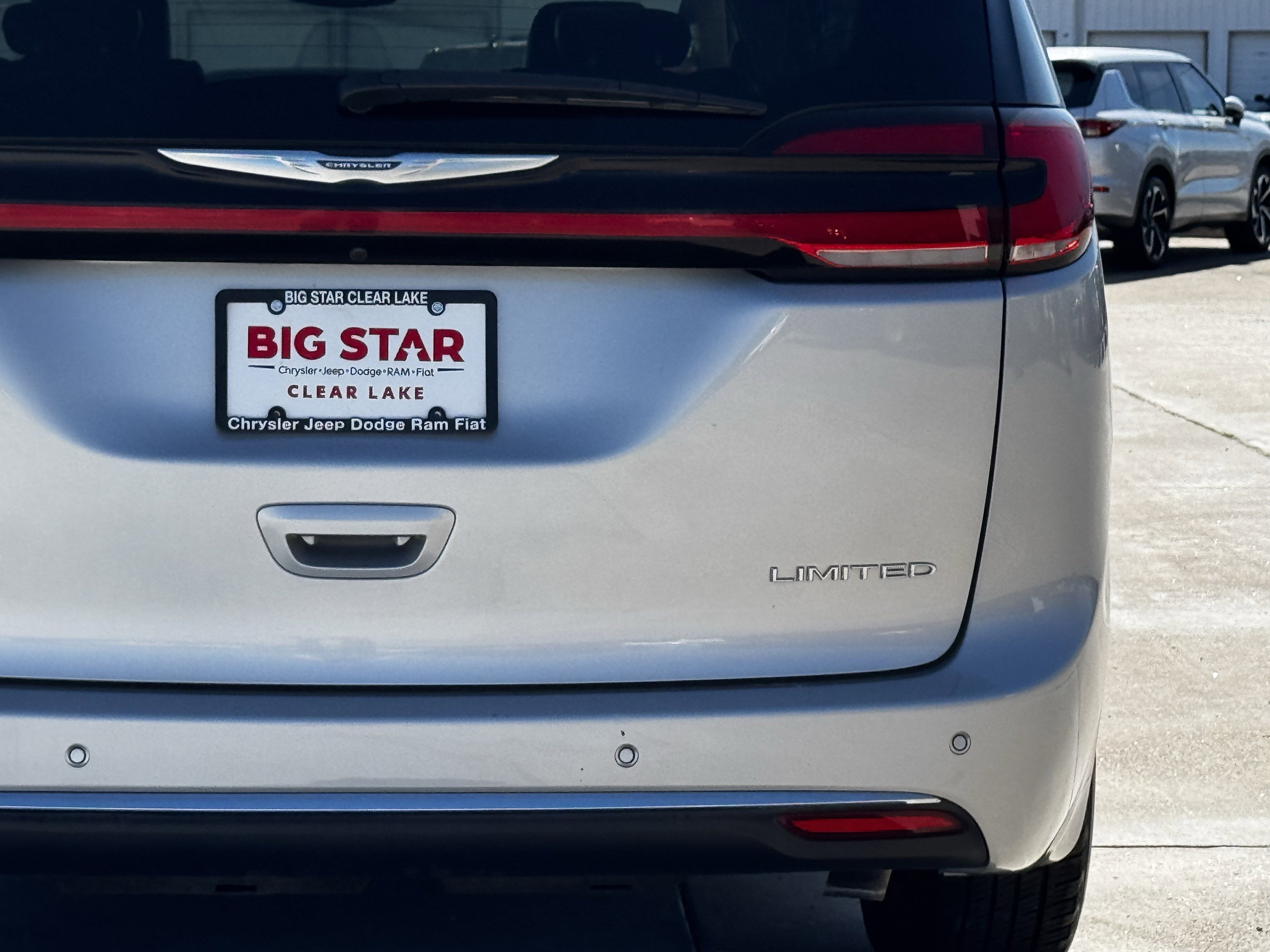 Used 2023 Chrysler Pacifica Limited image 10