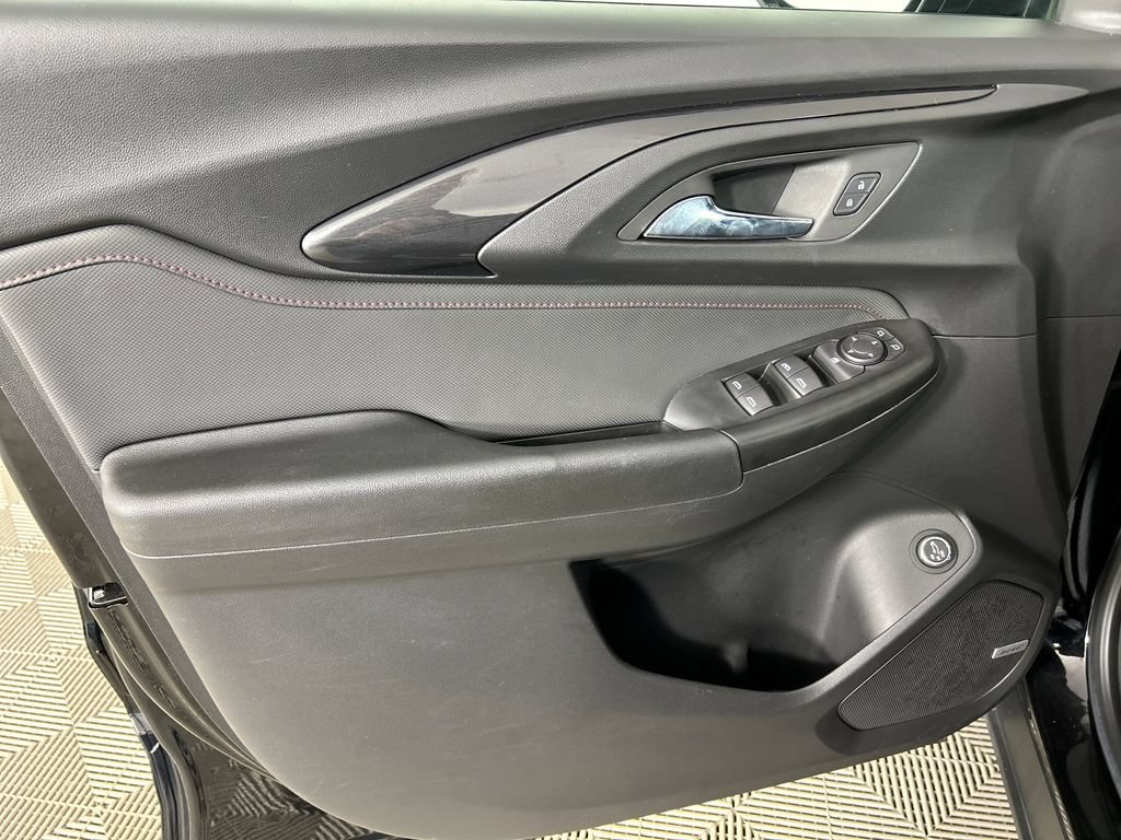 Used 2022 Chevrolet TrailBlazer RS w/ Sun and Liftgate Package FWD image 11