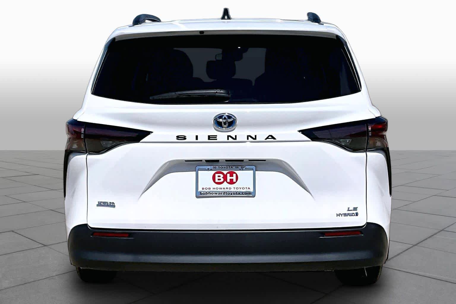 Used 2024 Toyota Sienna LE w/ LE Plus Package FWD image 5