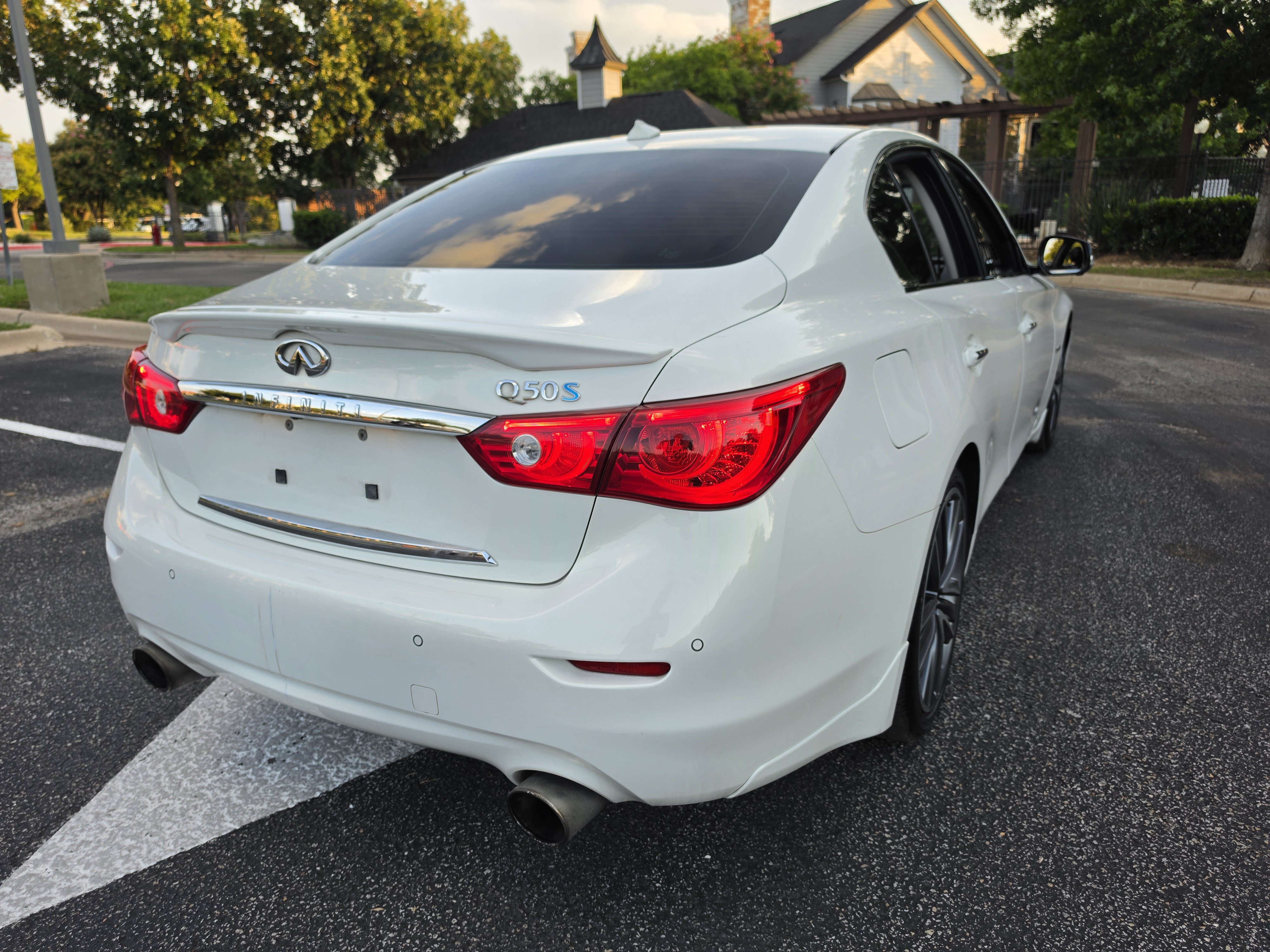 Used 2014 INFINITI Q50 Hybrid w/ Deluxe Technology Package RWD image 7