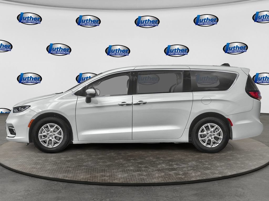 Used 2024 Chrysler Pacifica Touring-L FWD image 3