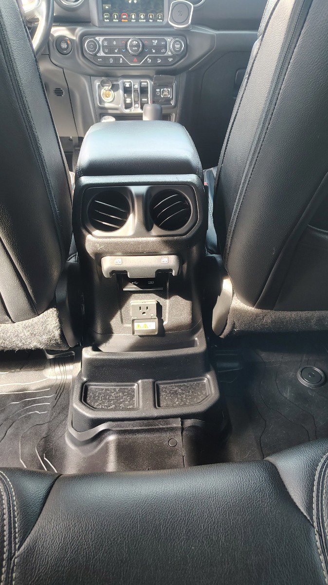 Used 2018 Jeep Wrangler Unlimited Sahara w/ Quick Order Package 24M Moab image 21