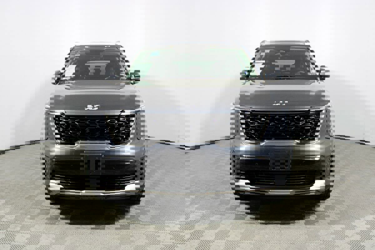 Used 2024 Kia Sorento S image 2