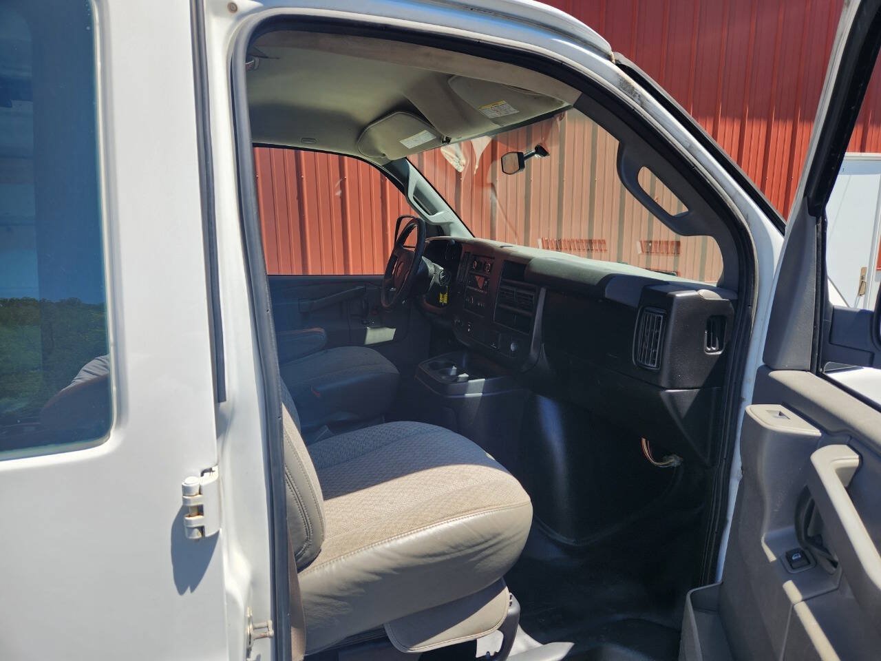 Used 2017 GMC Savana 2500 RWD image 12