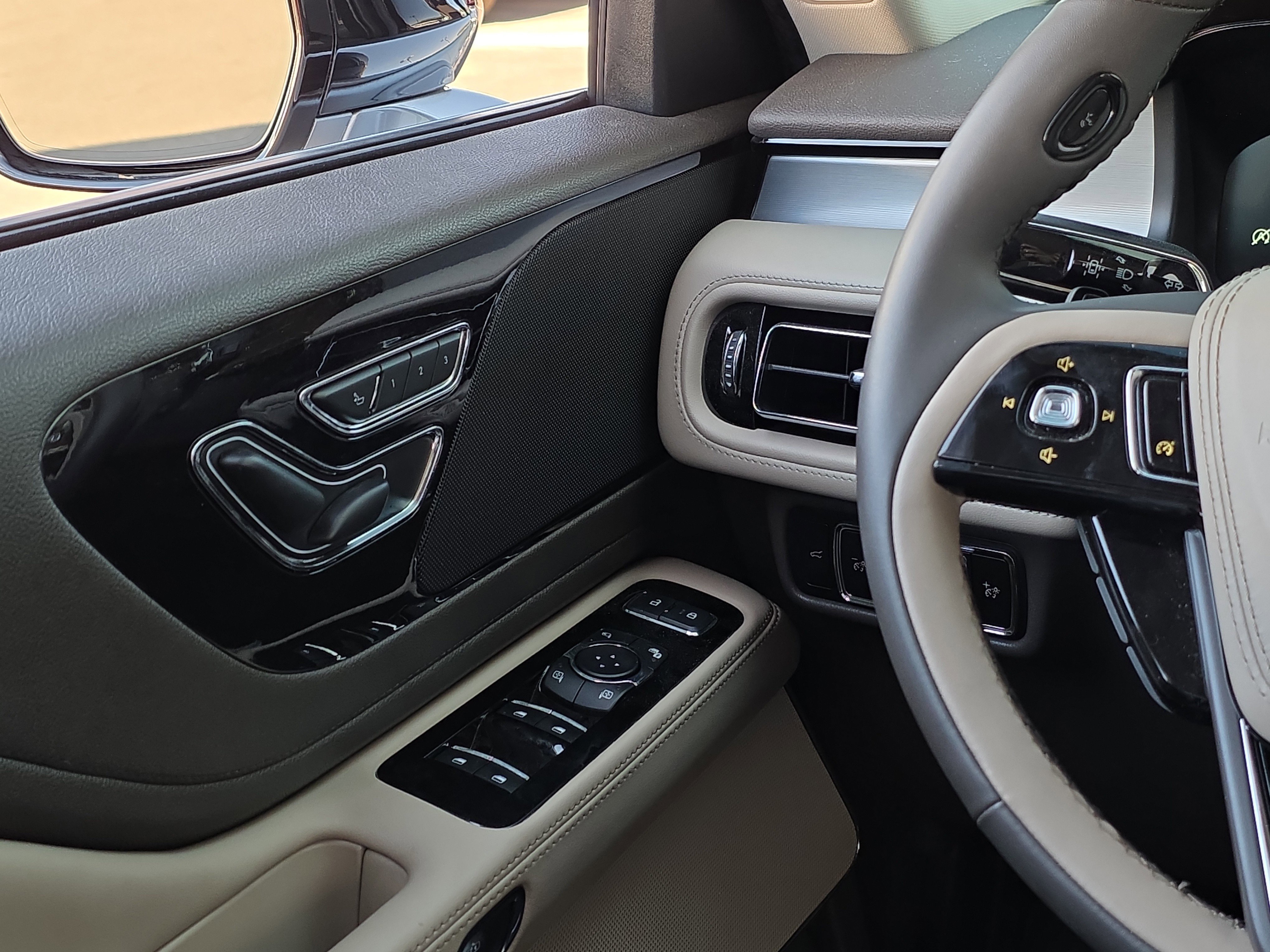 Used 2023 Lincoln Aviator 2WD w/ Elements Package image 30