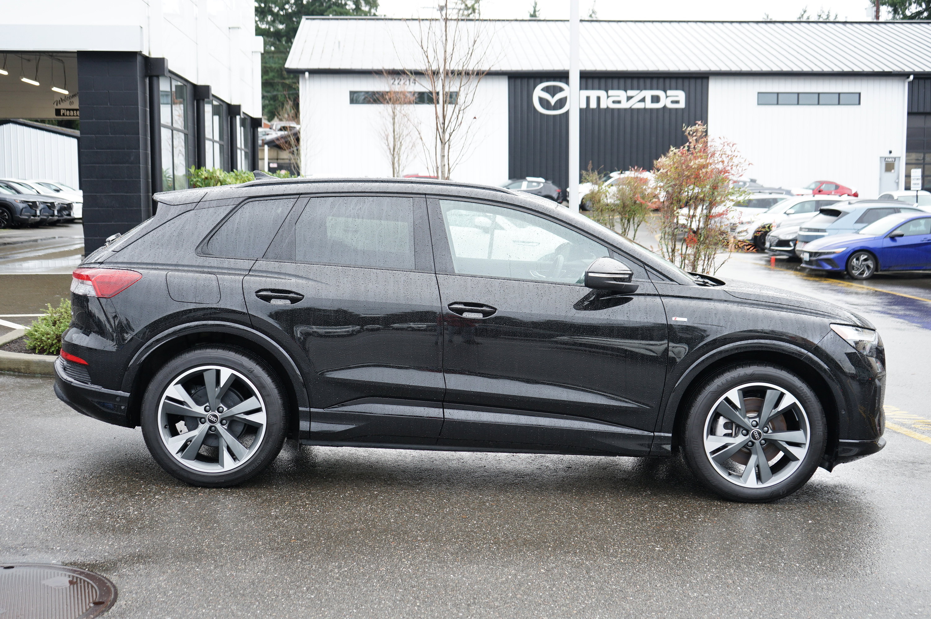 Used 2024 Audi Q4 e-tron Premium Plus w/ Premium Plus AWD/4WD image 3