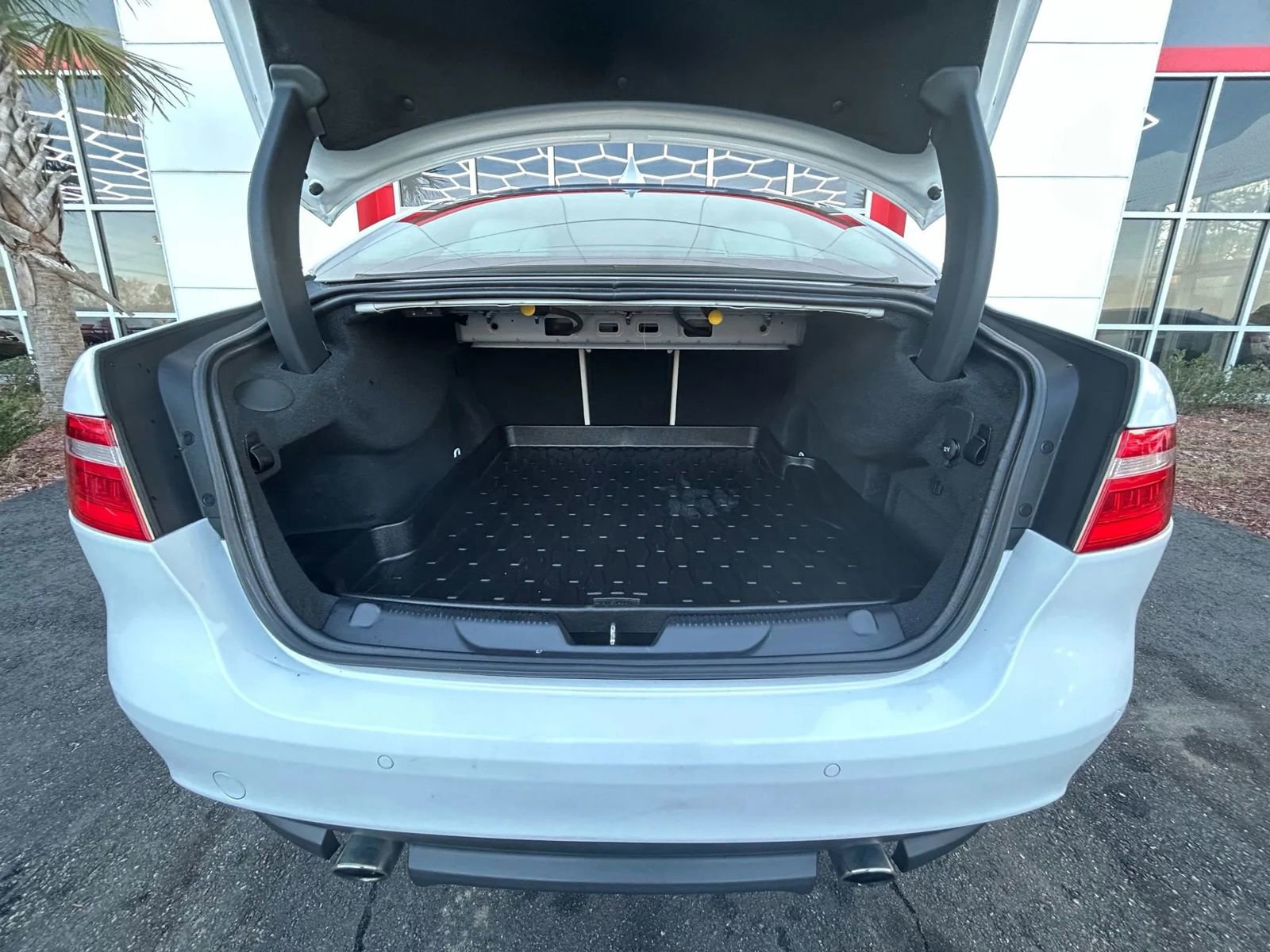 Used 2017 Jaguar XE Premium image 19