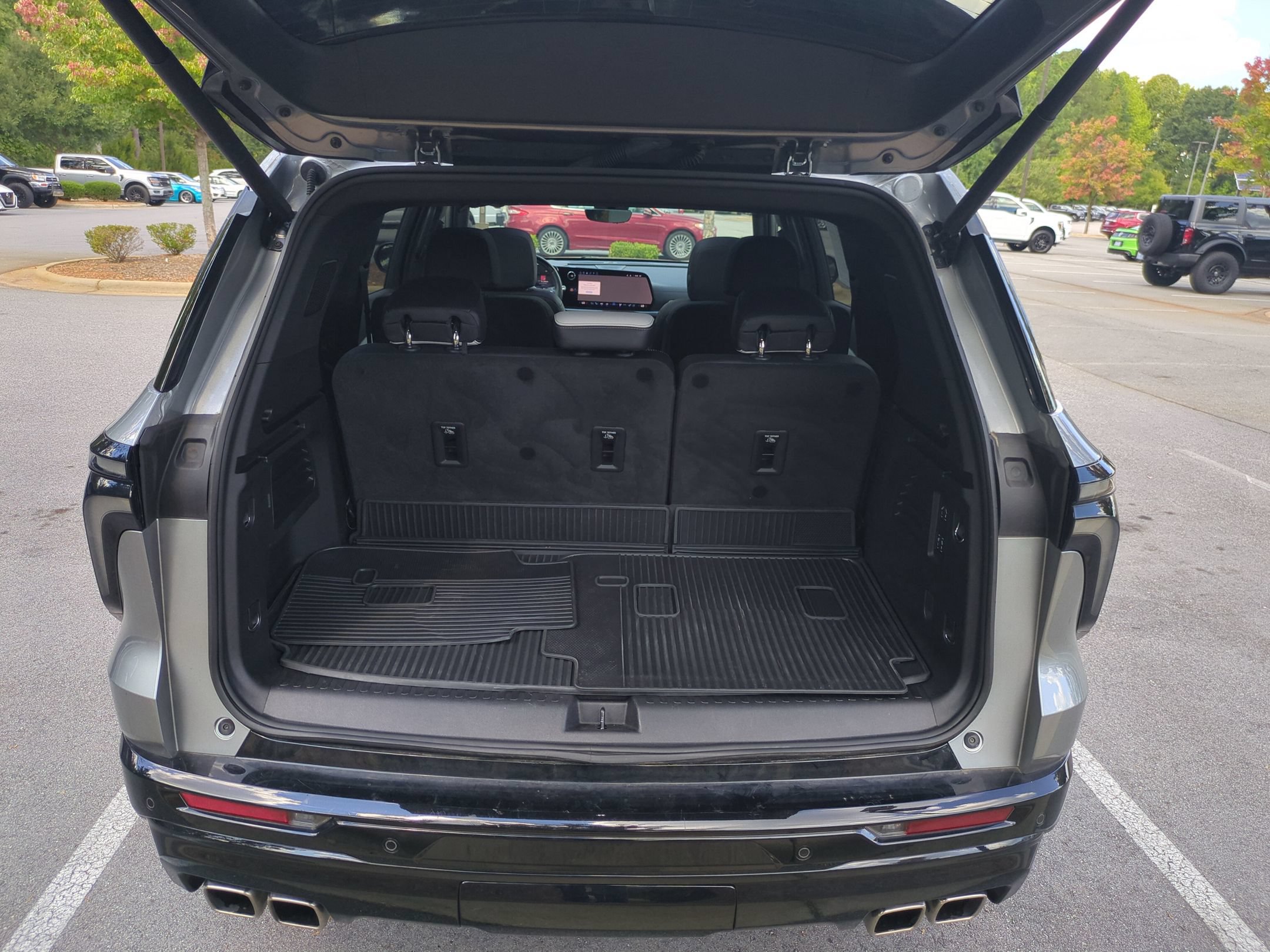 Used 2025 Chevrolet Traverse High Country FWD image 32