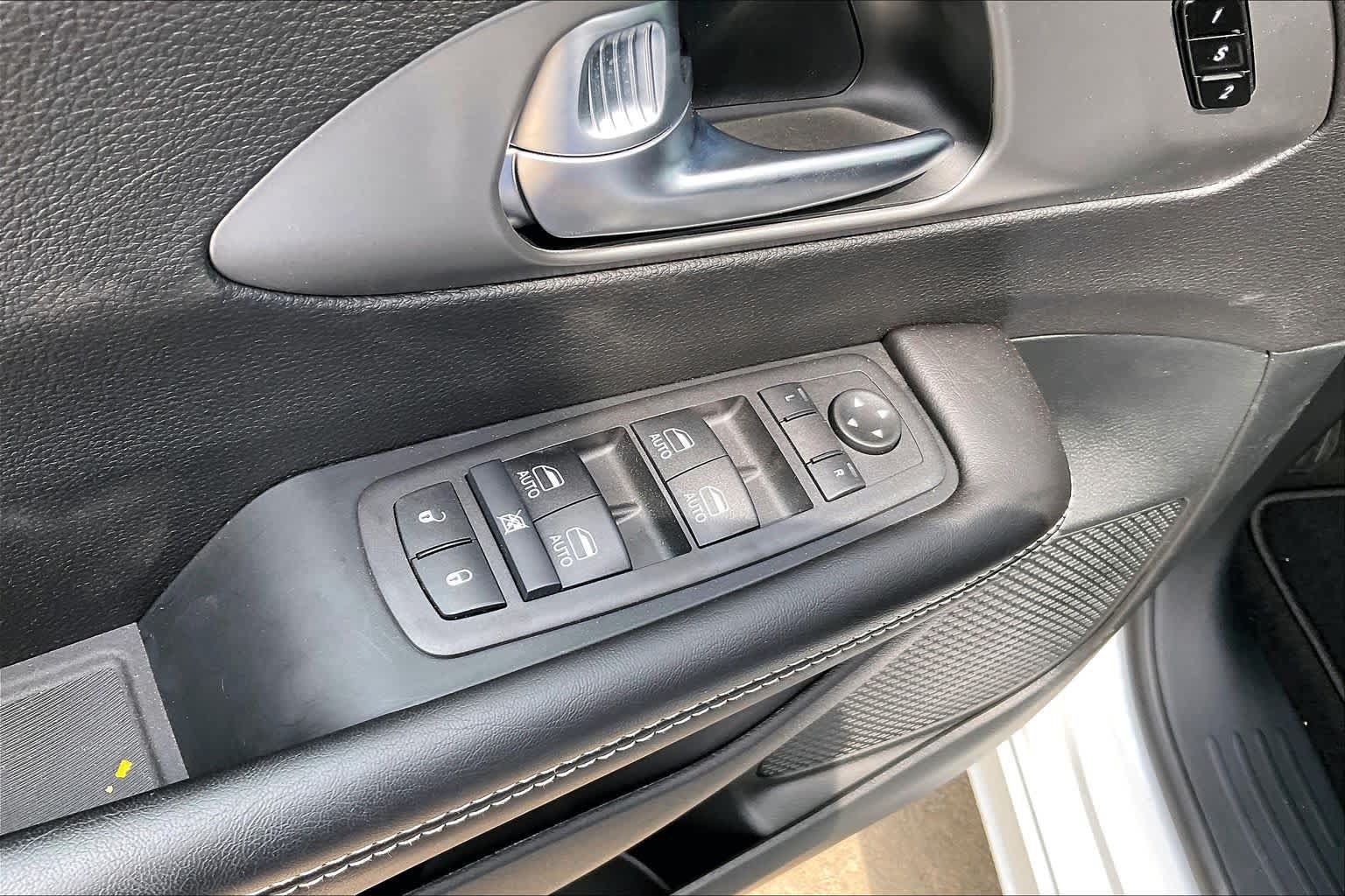 New 2027 Chrysler Pacifica Select FWD image 18