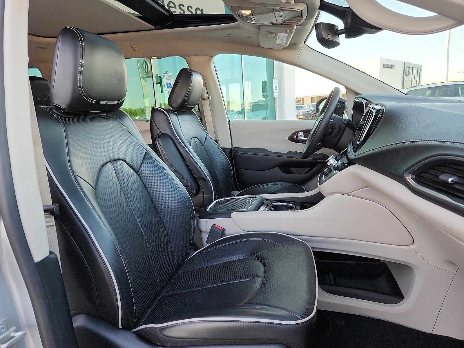 Used 2024 Chrysler Pacifica Limited image 15