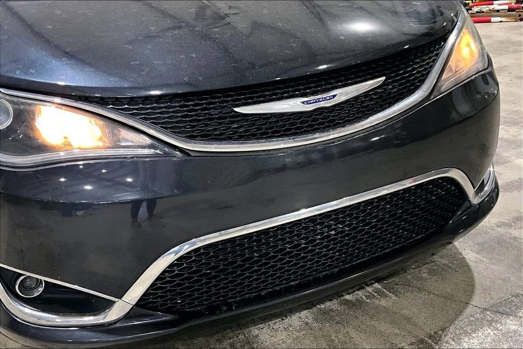 Used 2020 Chrysler Pacifica Touring w/ Tire & Wheel Group image 26