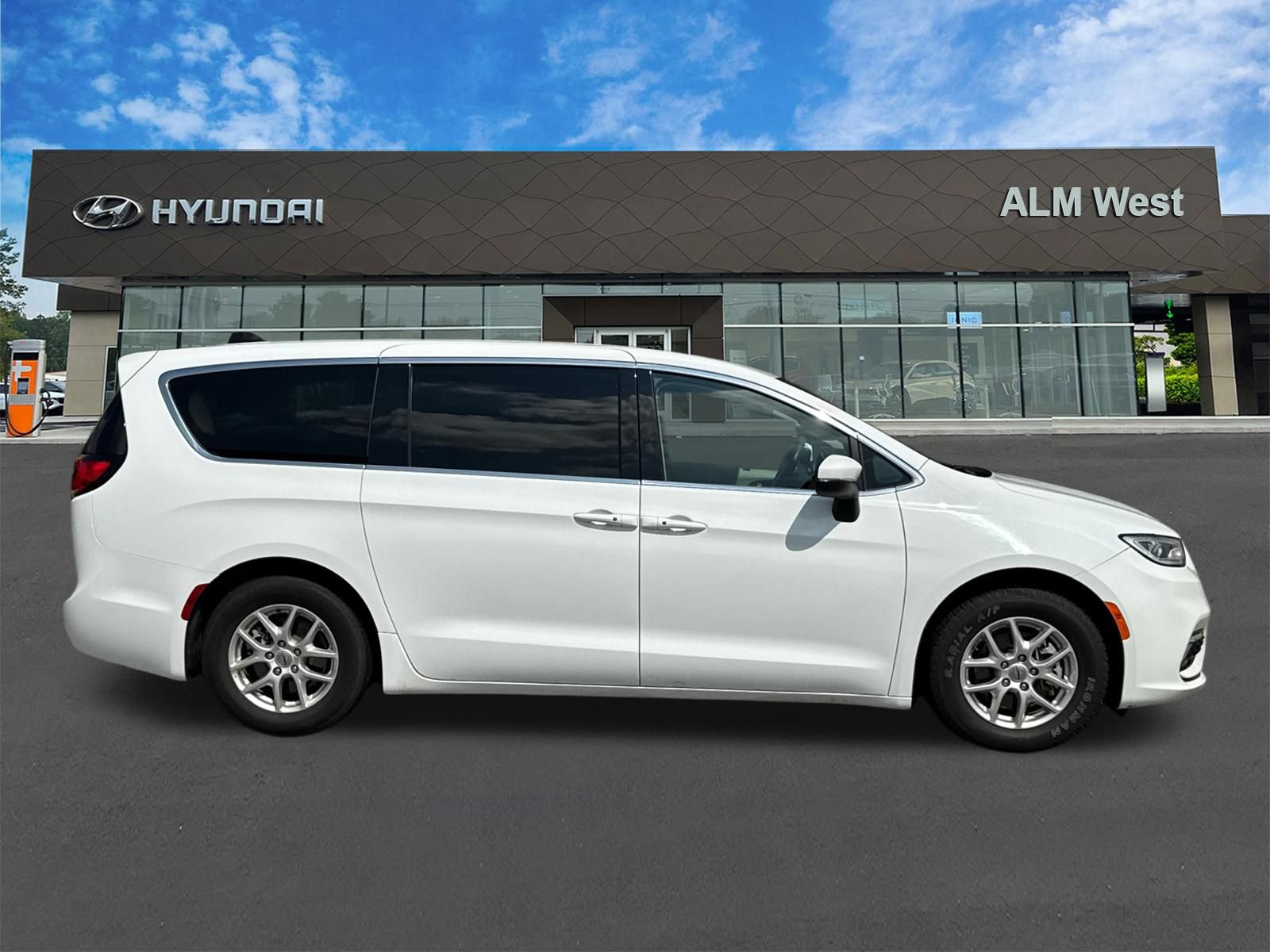 Used 2023 Chrysler Pacifica Touring-L FWD image 4
