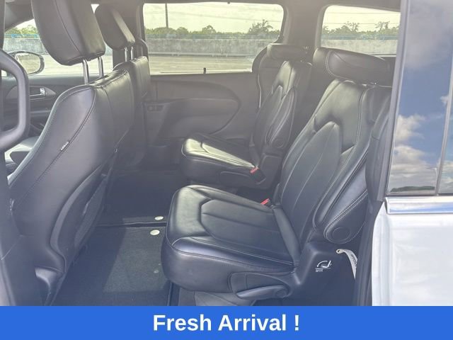 Used 2025 Chrysler Pacifica Select FWD image 3