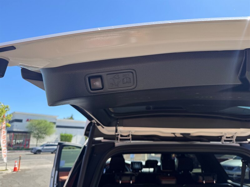 Used 2021 Lincoln Navigator L Reserve AWD/4WD image 19