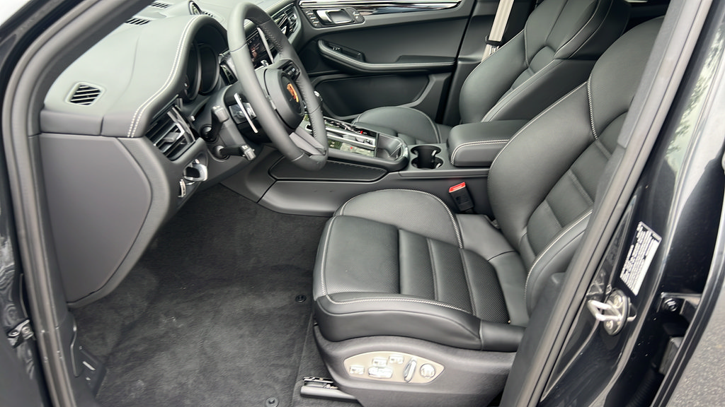 New 2026 Porsche Macan Turbo AWD/4WD image 5