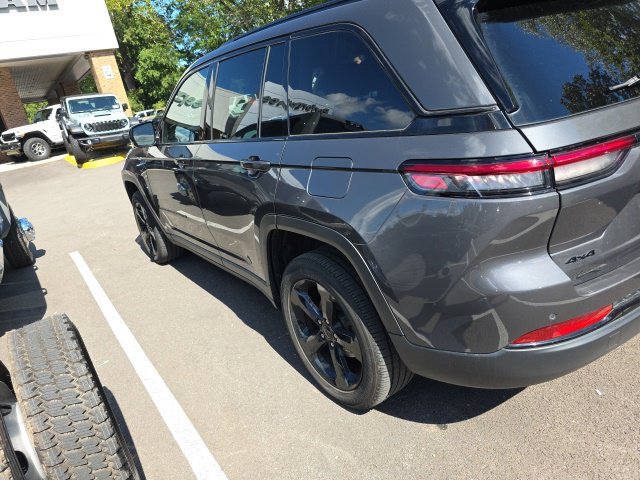 Used 2024 Jeep Grand Cherokee Altitude AWD/4WD image 10