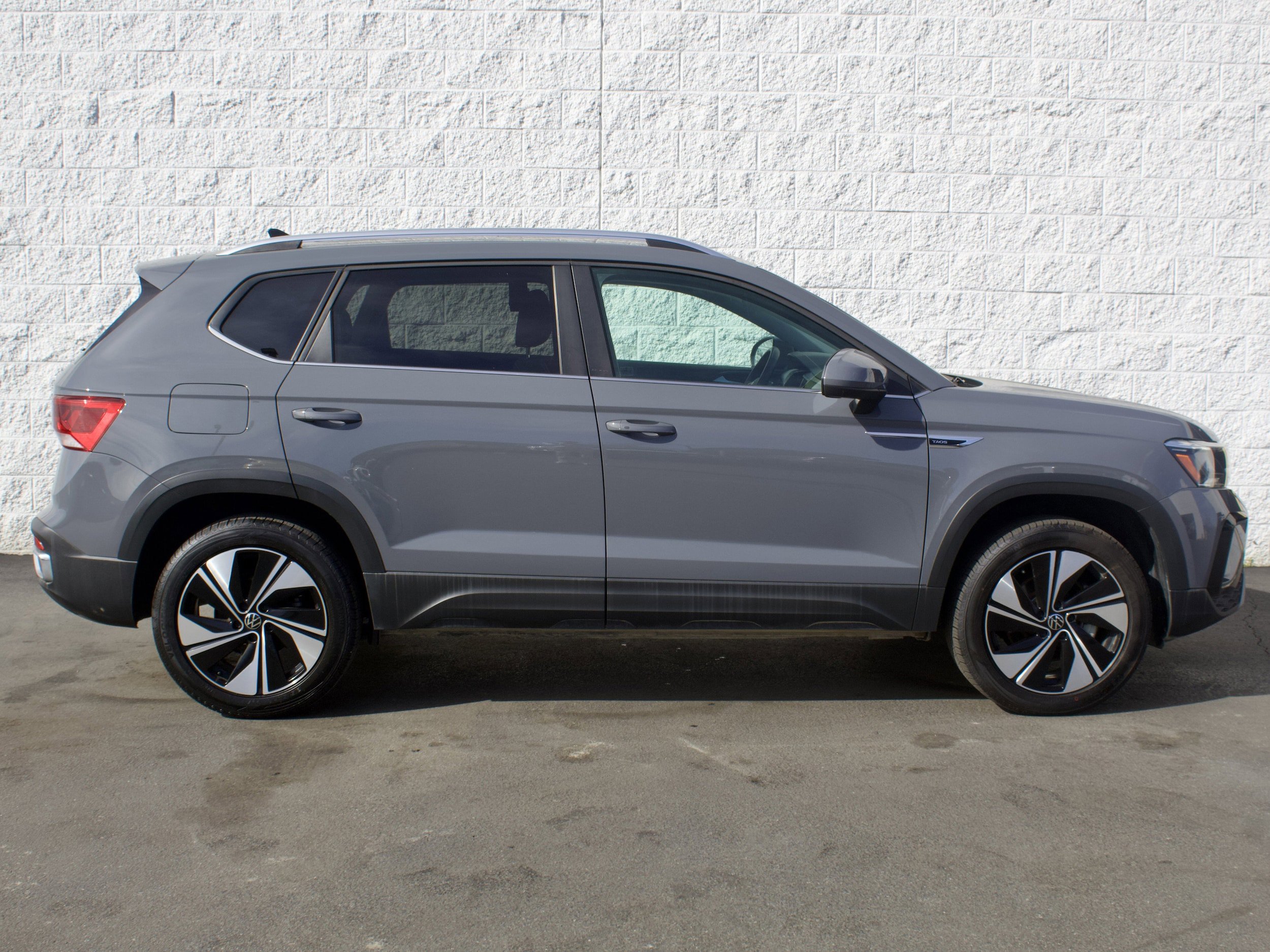 Used 2023 Volkswagen Taos SE w/ Panoramic Sunroof Package AWD/4WD image 5