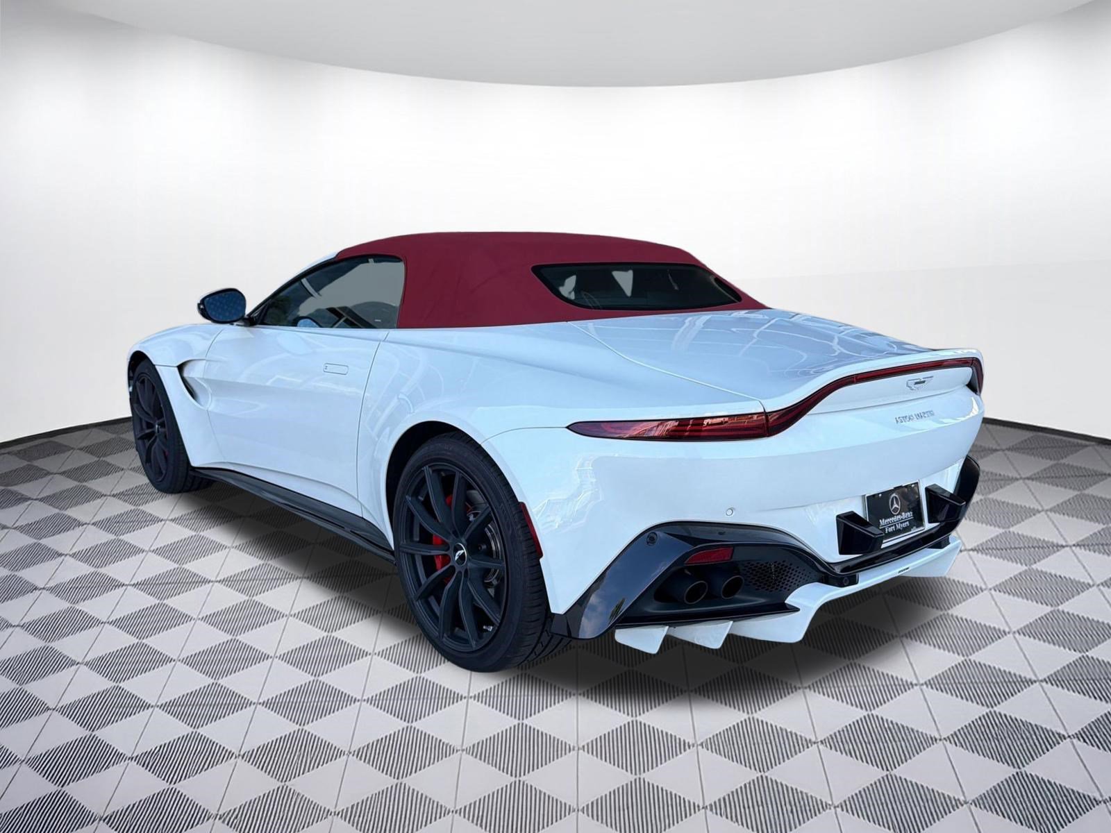 Used 2021 Aston Martin V8 Vantage Roadster RWD image 31