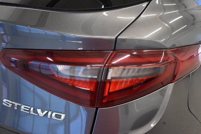 Used 2018 Alfa Romeo Stelvio Ti AWD/4WD image 12
