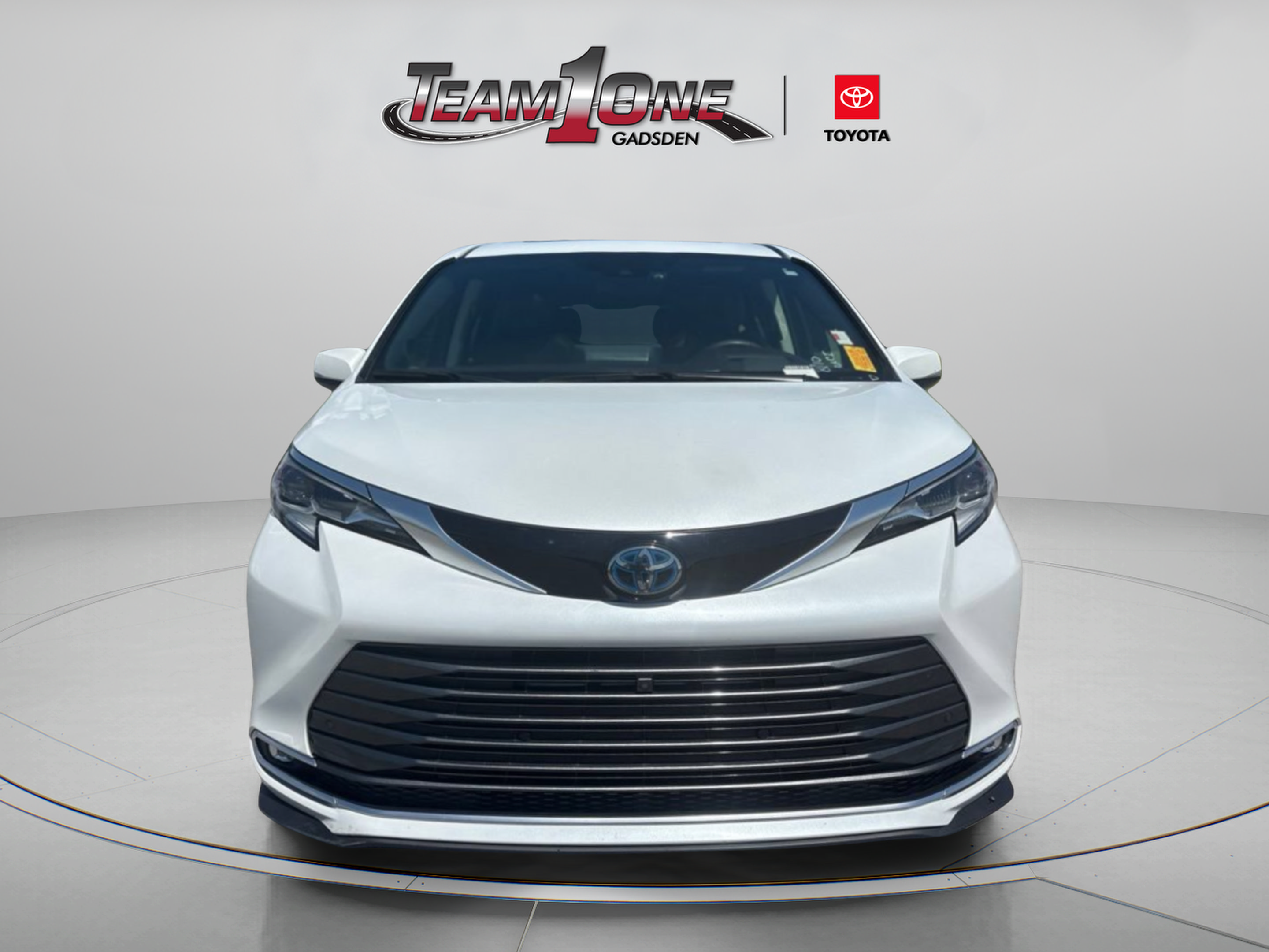 Used 2022 Toyota Sienna Platinum FWD image 2