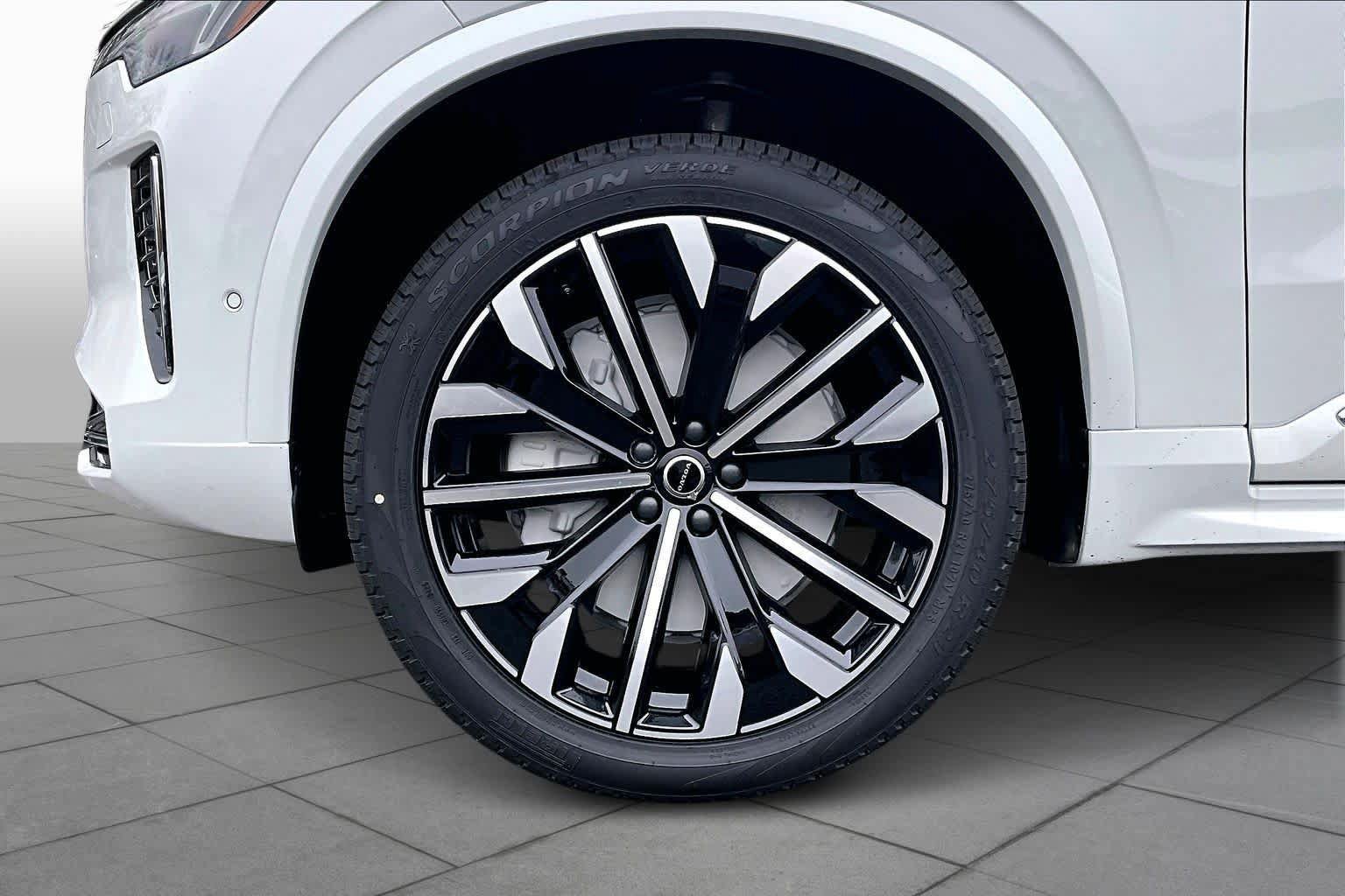 New 2026 Volvo XC90 B6 Plus w/ Protection Package Premier AWD/4WD image 15