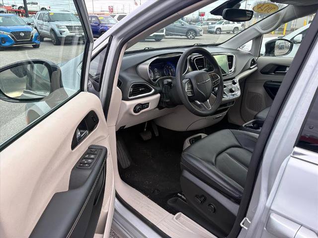 Used 2024 Chrysler Pacifica Touring-L image 6
