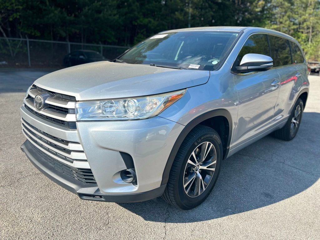 Used 2017 Toyota Highlander LE FWD image 3