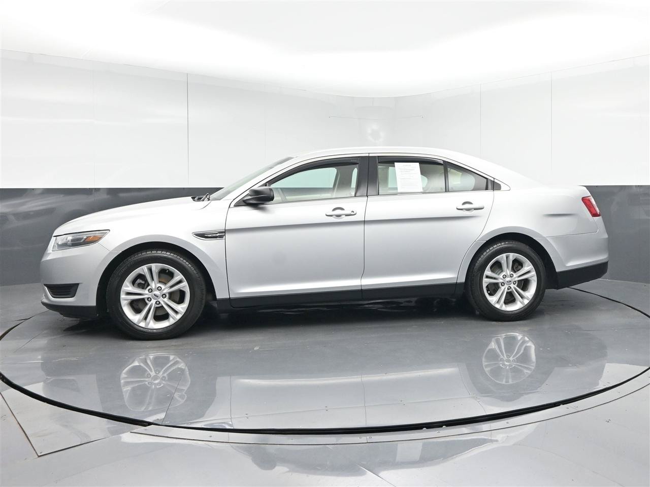 Used 2019 Ford Taurus SE FWD image 8