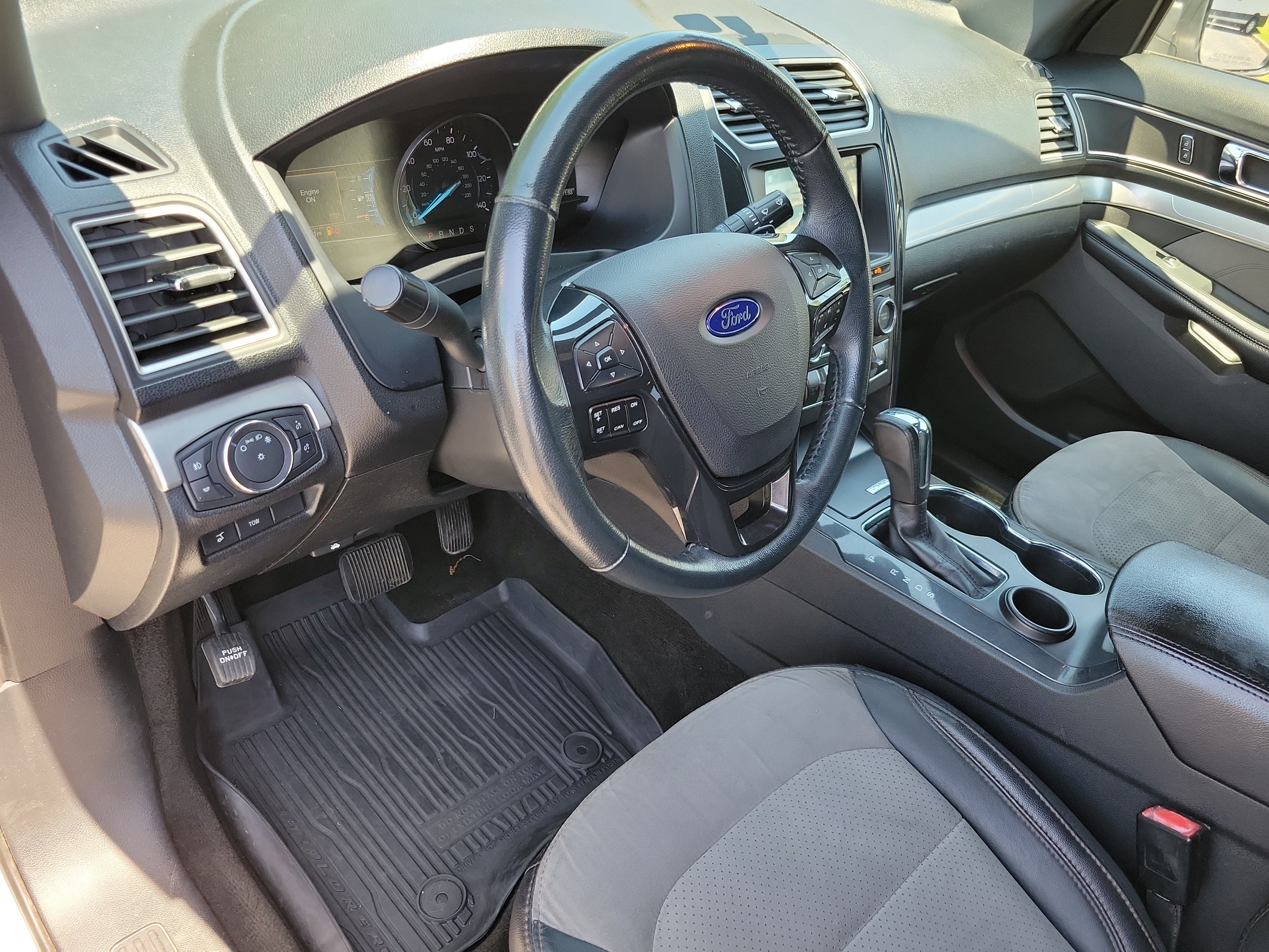Used 2017 Ford Explorer XLT w/ Equipment Group 202A FWD image 3